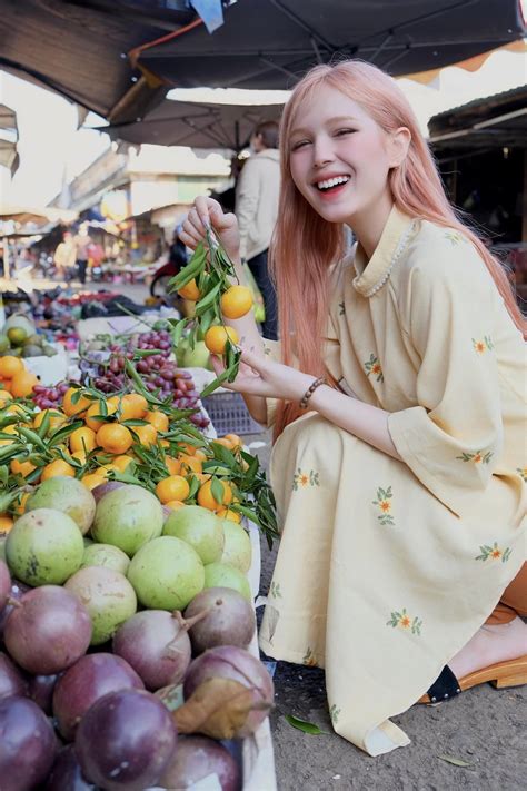 Hot girl làng game rạng rỡ trong tà áo dài ngày đầu năm mới