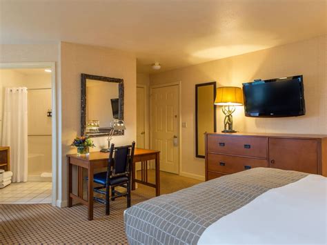 Rooms & Suites | Wolfeboro Inn