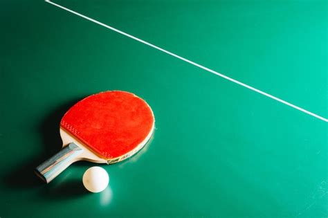 Foto De Estudio De Raqueta De Ping Pong Y Una Pelota Sobre Una Mesa De