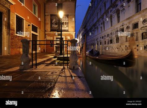 Historical bridge and canal in Venice, Italy Stock Photo - Alamy