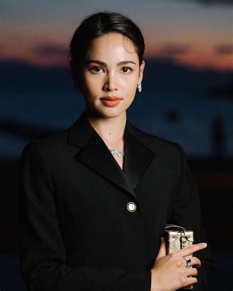 Yaya Urassayas In 2024 Royal Outfits Beach Photography Poses Urassaya Sperbund