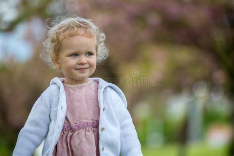Belle Petite Fille Blonde Enfant Mignonne En Robe Vintage Rose Jouant Dans Le Parc Printemps