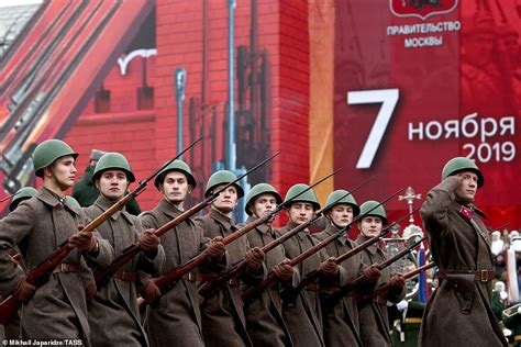 Thousands Of Russian Troops Wearing Ww2 Era Uniforms Parade Through Red