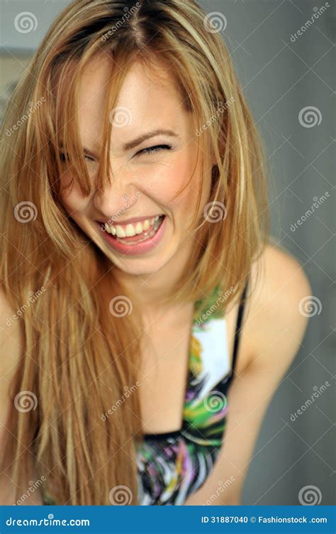 Portrait De La Jeune Fille Blonde Faisant Des Visages Photo Stock Image Du Cheveu Visage