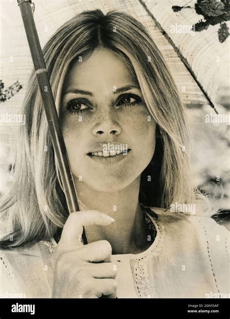 Die Schwedische Schauspielerin Und Sängerin Britt Ekland 60er Jahre