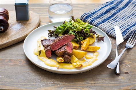 Helgerett Entrecôte med bakte poteter syrlig salat og béarnaisesaus