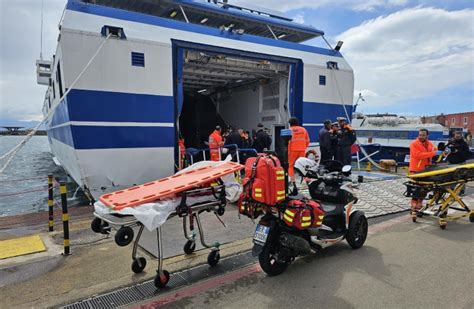 Nave Contro Una Banchina Nel Porto Di Napoli Una Trentina I Feriti I