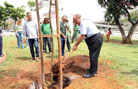 Prefeito Fuad Noman inicia plantio de árvores do programa Centro de