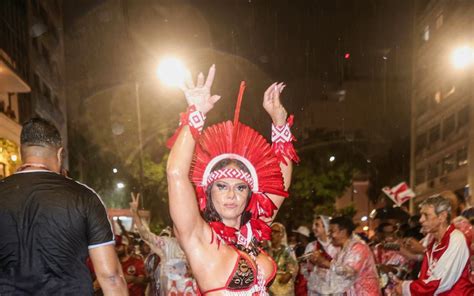 Viviane Araújo exibe o corpo escultural em ensaio de rua do Salgueiro