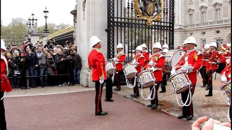 Cambio De Guardia En El Palacio De Buckingham Londres Youtube