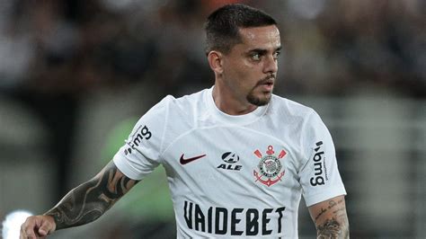 Corinthians Abre Conversas Para Renovar Contrato Do Lateral Direito Fagner