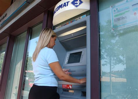 Fa Sparire Soldi Per I Bancomat Arrestata Guardia Giurata