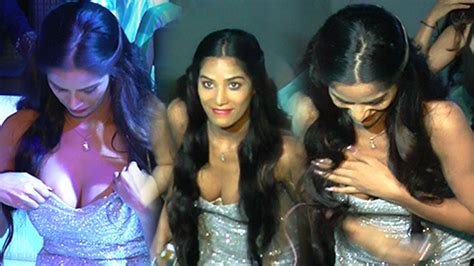 H0T Poonam Pandey HIDES Her Cleavage Seeing Cameras OOPS Moment