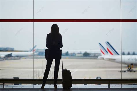 Fundo Viajante Do Sexo Feminino Bagagem De Mão No Aeroporto