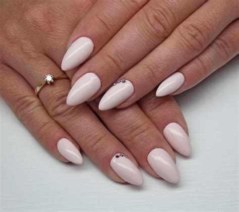 Unghie Sposa Naturali Il Nude Sulle Mani Elegante E Di Tendenza