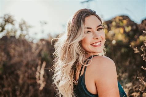 Retrato De Mulher Jovem E Bonita Loira Latina Ao Ar Livre O Cabelo Desenvolve Se Ao Vento