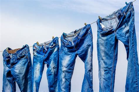 Cara Mengeringkan Celana Jeans Dengan Benar Antiluntur Dan Rusak