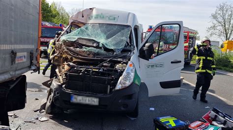 Beifahrer Nach Unfall Auf Der A Schwer Verletzt Vollsperrung Aufgehoben