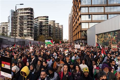 Hundreds Of Thousands March In London To Call For Cease Fire