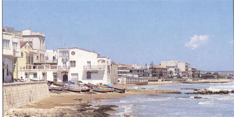 Marina Di Ragusa Quattordicenne Cade Dal Balcone Al Terzo Piano