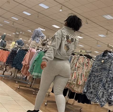 Hot Ebony Chick In Gray Leggings W A Huge Perfect Ass Spandex Leggings Yoga Pants Forum