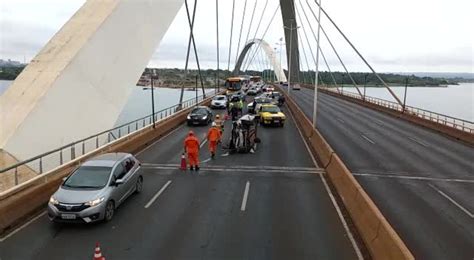 Batida capotagem na Ponte JK no DF deixa mulher e bebê feridos