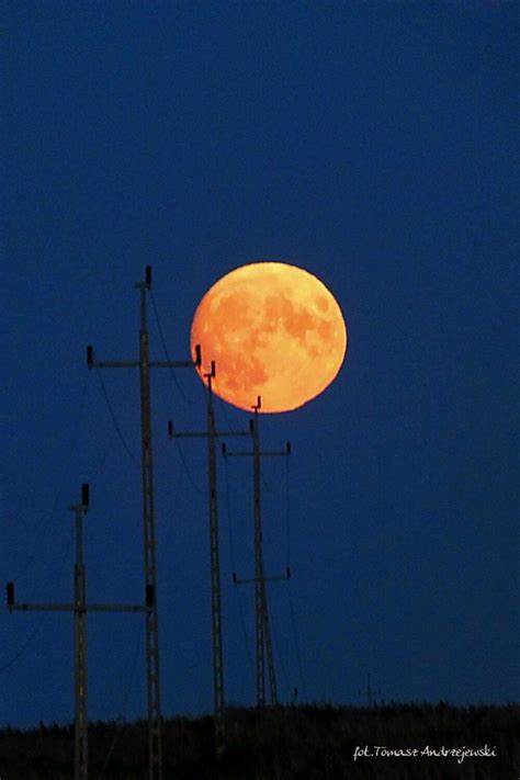 Magiczny jesienny księżyc wystarczy spojrzeć w niebo A już jutro