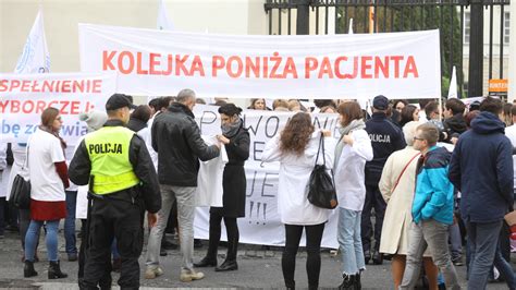 Protest lekarzy rezydentów TVP Info tłumaczy kasowanie komentarzy