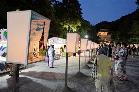 夕闇の境内照らす幻想的な明かり 鎌倉・鶴岡八幡宮で夏恒例「ぼんぼり祭」 カナロコ By 神奈川新聞