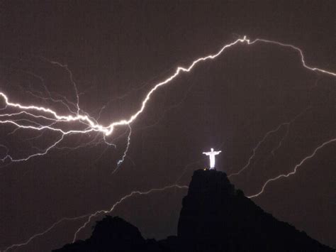 Pics of Lightning Striking Rio De Janeiro Jesus Statue ~ Cars 2015 Pics Hub