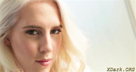 Foxy Blonde Floozy Exposes Poontang For Fuck