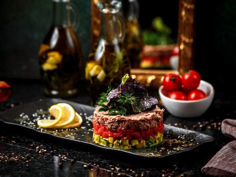 Salade de thon aux légumes dans l assiette Photo Gratuite