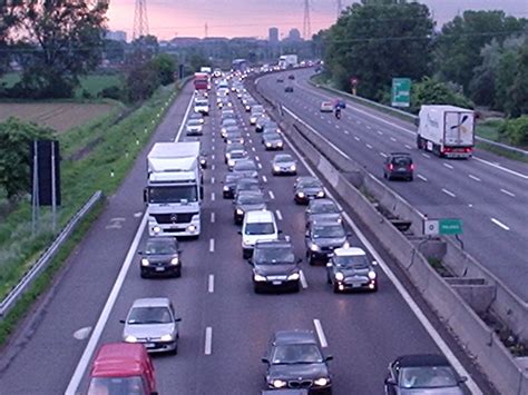 A Piedi In Autostrada Viene Travolto Da Un Auto Giovane Enne In