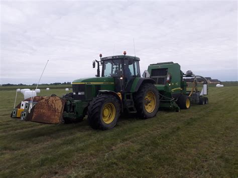 JD 7710 Och Rundbalspressen Svenssons Maskinstation Verkstad AB