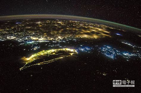 Nasa空拍台湾夜景 如闪闪发光的“地瓜”图新浪新闻