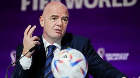 Gianni Infantino félicite Bouba Sampil pour son élection à la