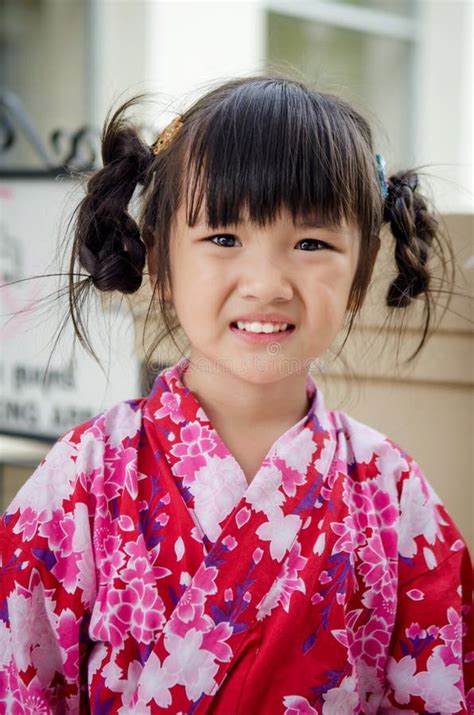 Petit Enfant Asiatique Dans Le Costume Traditionnel Japonais Image