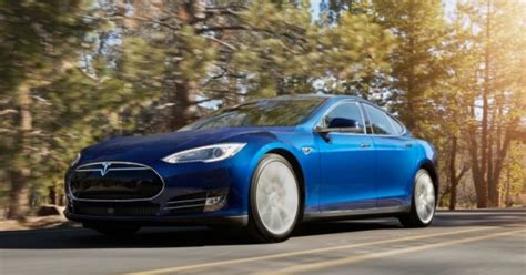 Tesla a ottobre sarà pronta la prima auto che guida da sola