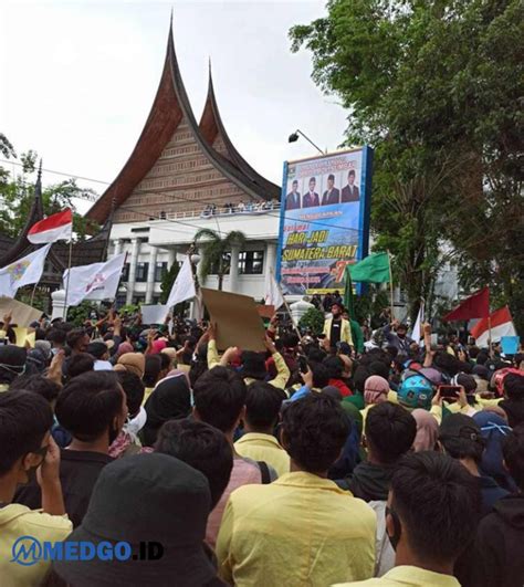 Tolak Omnibus Law Ribuan Mahasiswa Unjuk Rasa Ke Kantor DPRD Sumbar