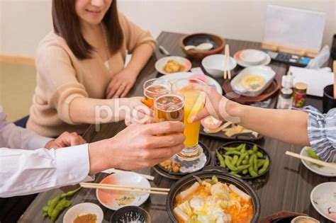 居酒屋で飲み会をする仲間 No 2396301｜写真素材なら「写真ac」無料（フリー）ダウンロードok