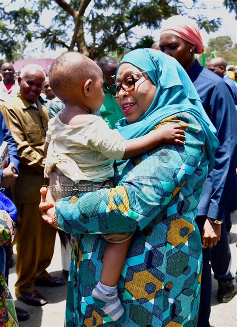 Mama Wa Taifa Rais Samia Abeba Mtoto Zaujia Swalehe Usa River Arusha