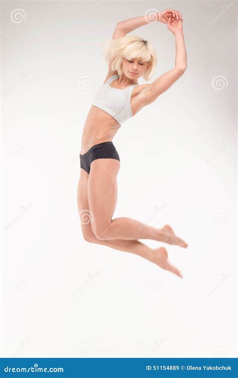 Mooi Jong Blonde In Een Sprong Stock Afbeelding Image Of Volwassen Atleet 51154889