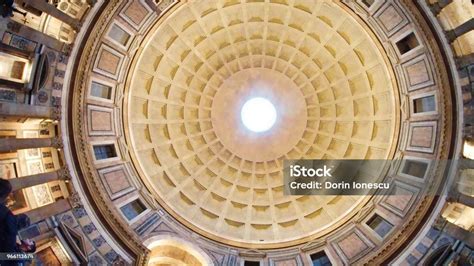 Langitlangit Pantheon Roma Italia Memiliki Ruang Terbuka Khusus Di