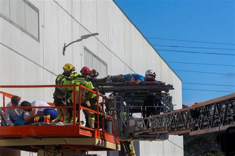 Rescate y evacuación de dos heridos al ceder un plataforma elevadora en