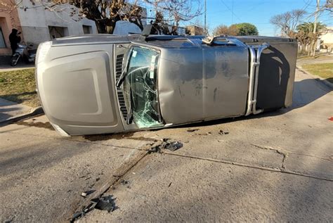 Impactante Vuelco De Una Ford Ranger Tras Chocar Contra Otra Camioneta