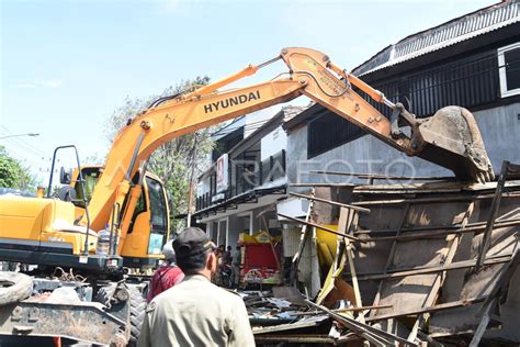 Penertiban Bangunan Liar Antara Foto