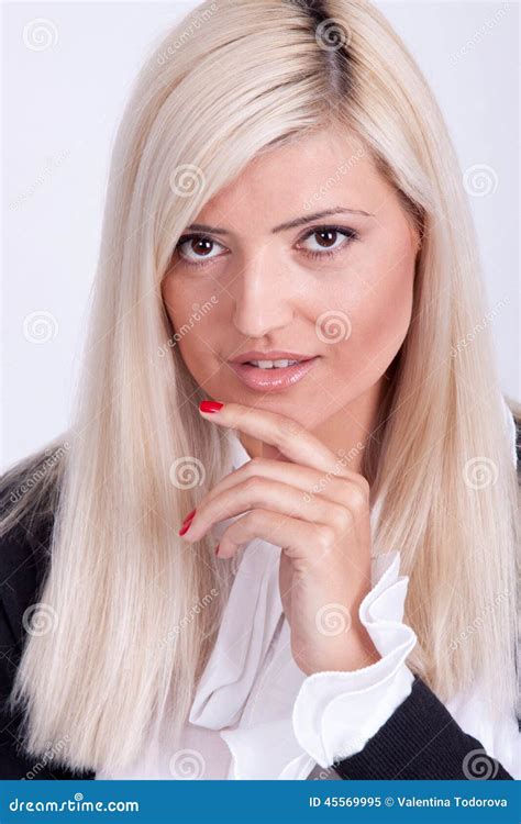 Portret Van Het Toevallige Geklede Blonde Vrouw Stellen Met Gekruiste Wapens Stock Afbeelding