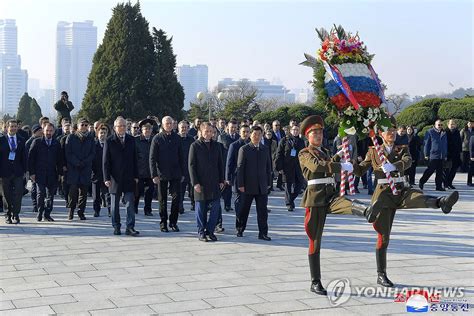 访朝俄代表团向解放塔献花 韩联社