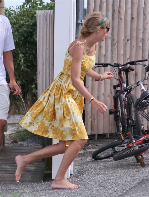 Taylor Swift Barefoot - Taylor Swift Delivers Touching Tribute To Dad ...