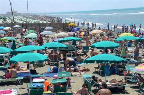 Spiagge Prese D Assalto Il Litorale Romano Si Riempie La Repubblica